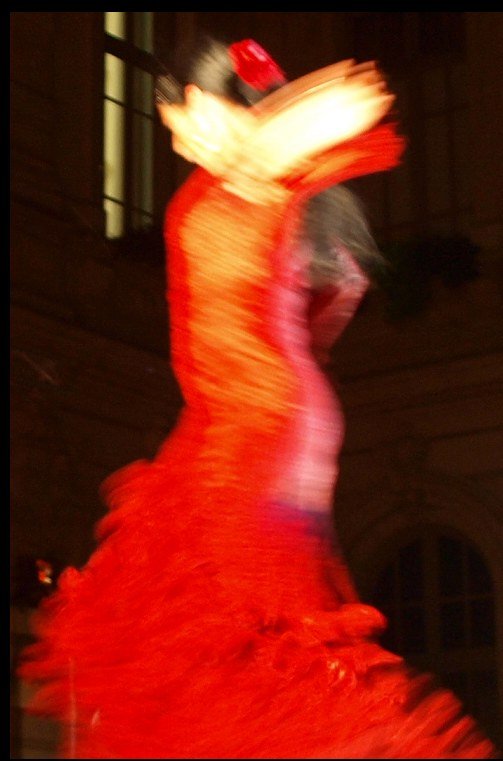 Danseuse flamenca en robe rouge