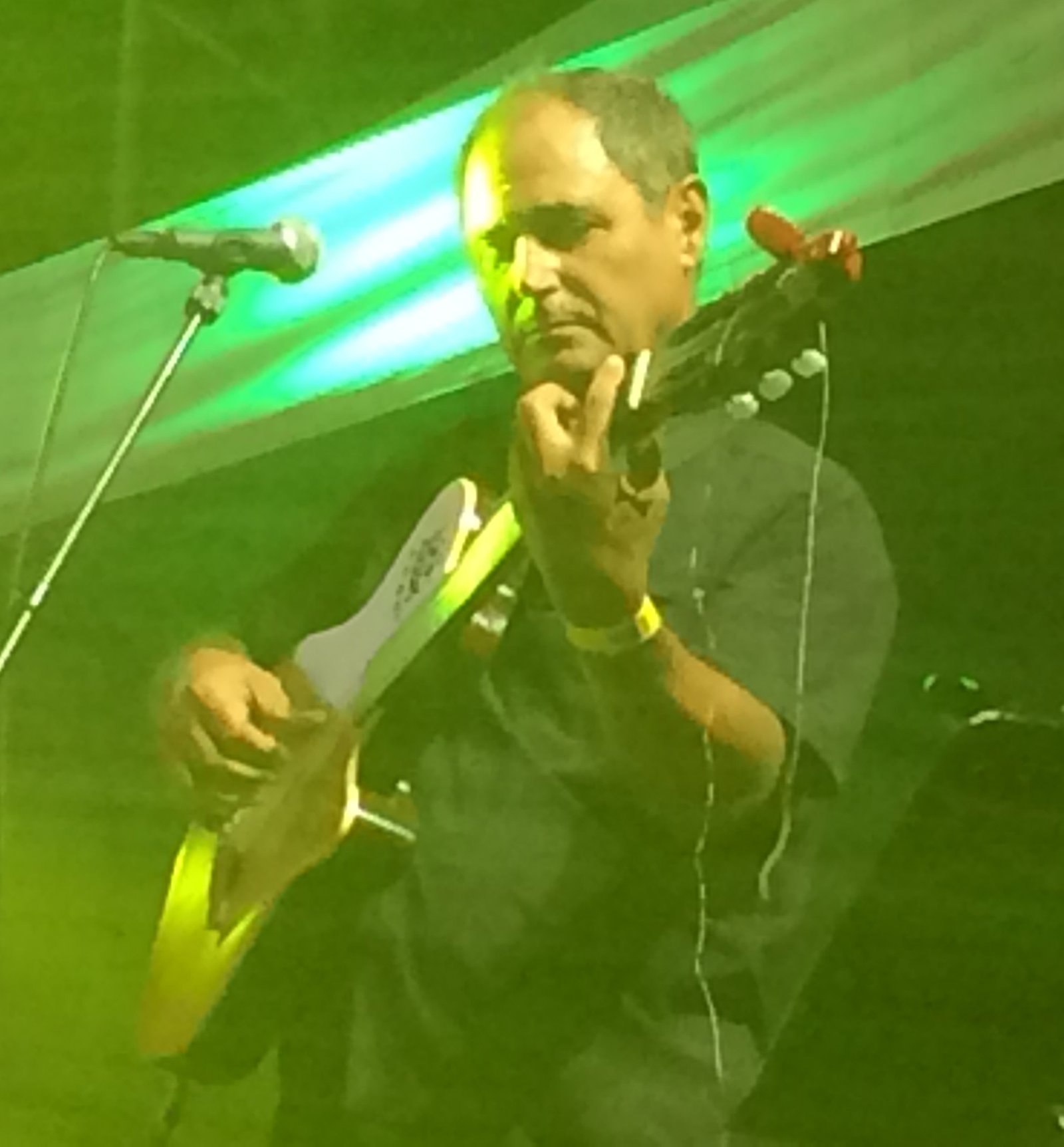 Bienvenido Del Pino à la guitare