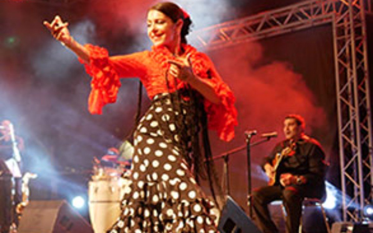 Karine en sevillanes, face au public