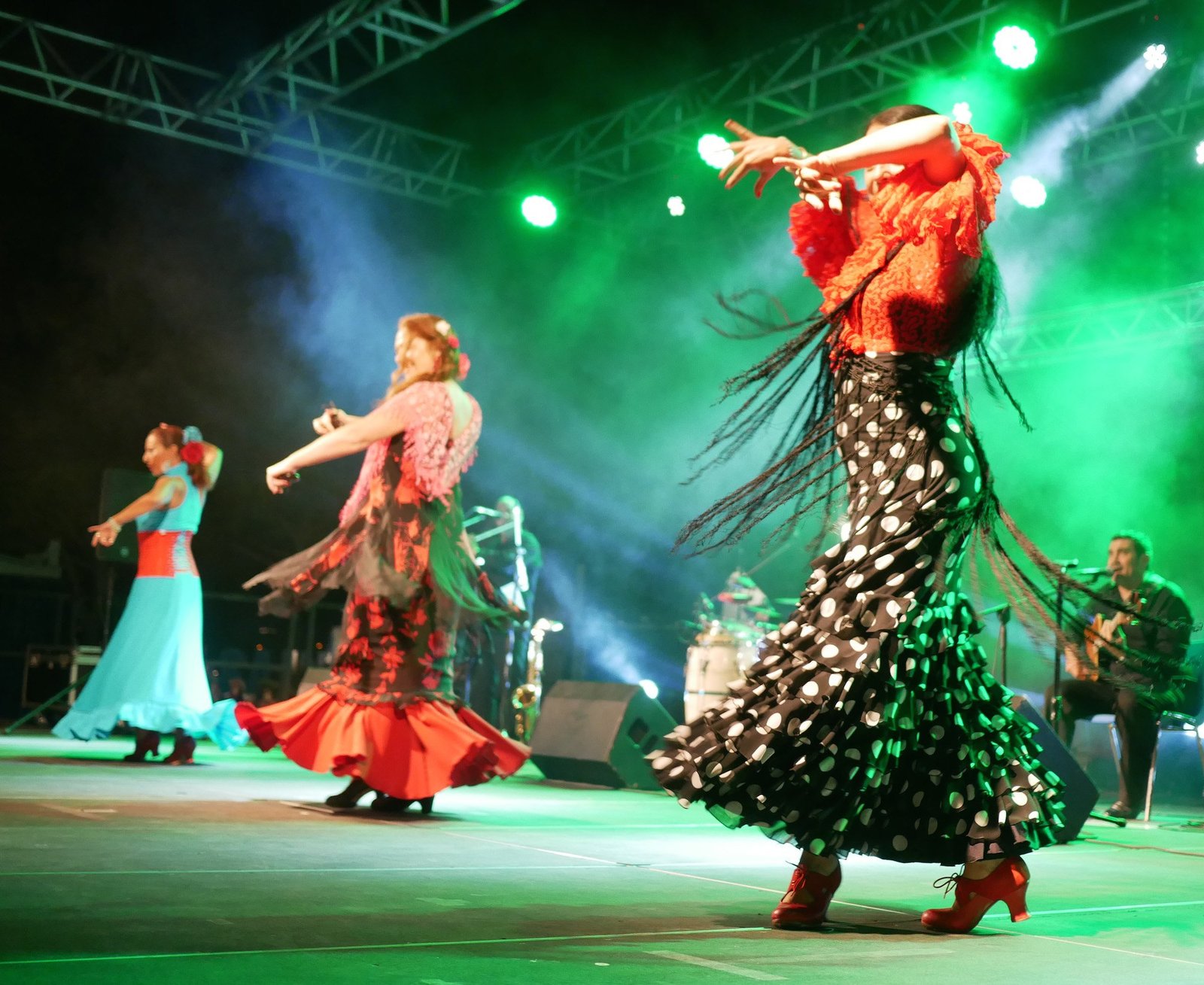 Les danseuses de Bienvenido Combo sur scène